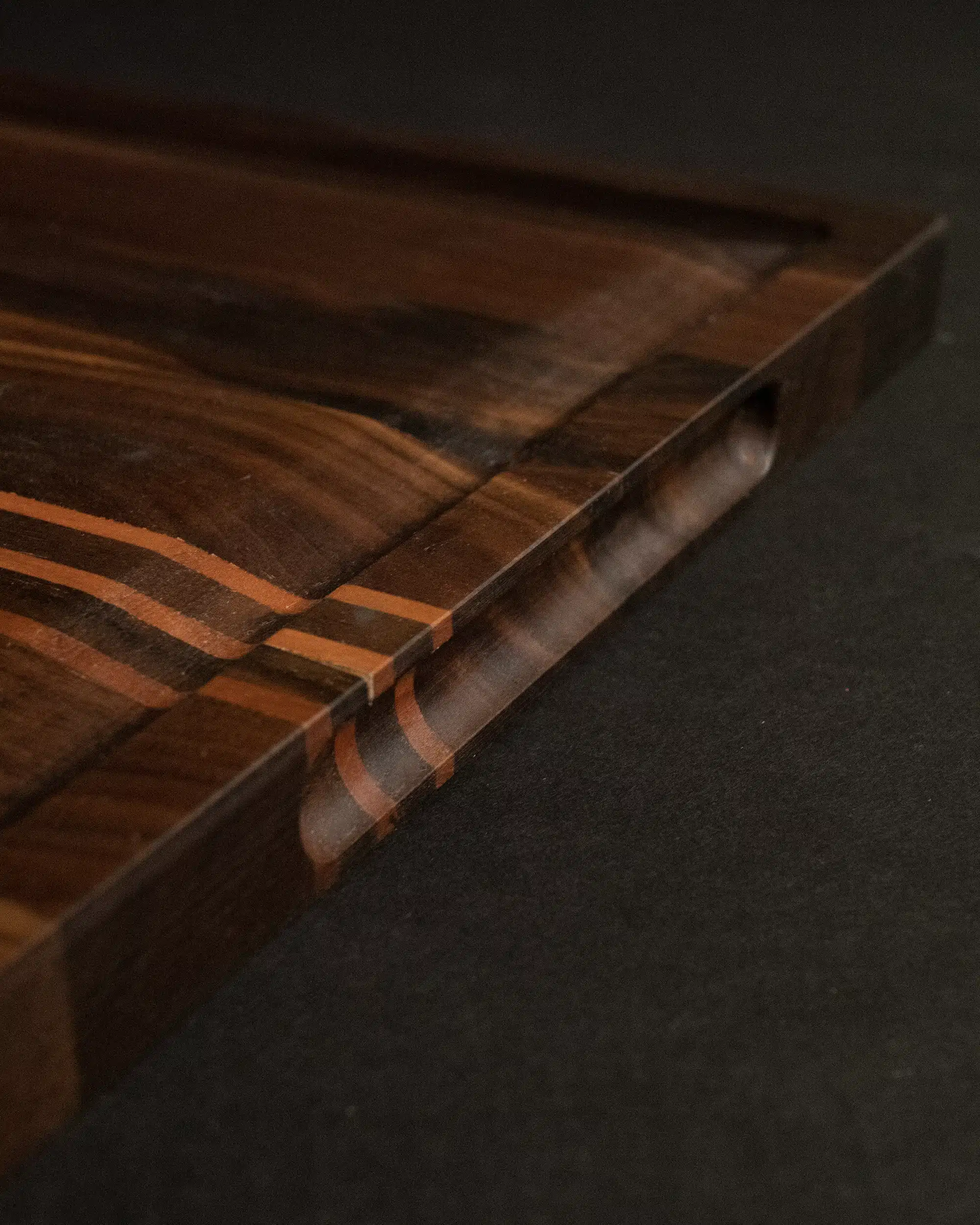 Hazaki - Planche à découper - La Fourmis - Noyer – Image 2